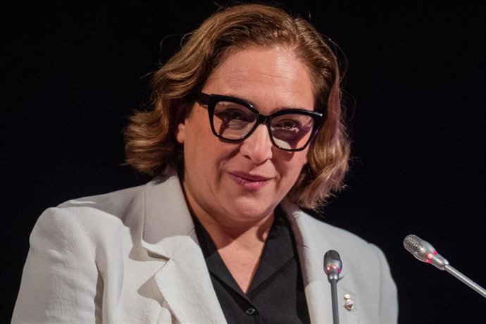 La alcaldesa de Barcelona, Ada Colau, interviene en el acto previo a la colocación de la primera piedra del complejo de investigación del Mercat del Peix, a 12 de enero de 2023, en Barcelona, Catalunya (España).