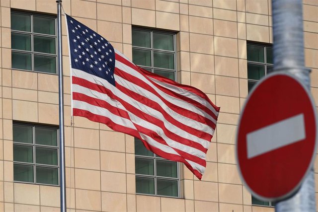 Archivo - Bandera de Estados Unidos ante la Embajada estadounidense en Moscú, Rusia