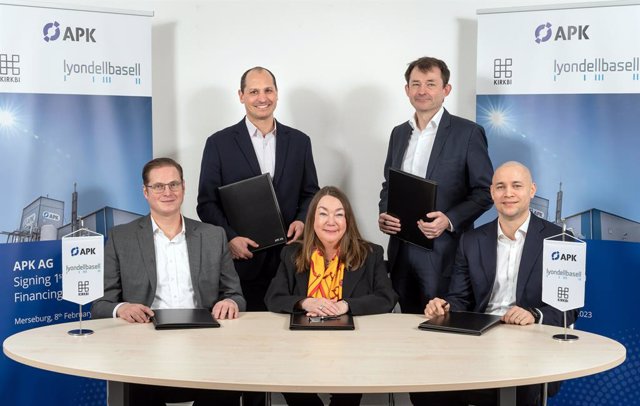 Signing the agreement to invest in APK (left to right): Matthijs Beijk (LyondellBasell), Dr. Robert Marx (APK), Susanne Küppers (APK), Dr. Sren Hein (APK), Mikkel Mücke (KIRKBI) (Credit: APK AG/Tom Schulze)