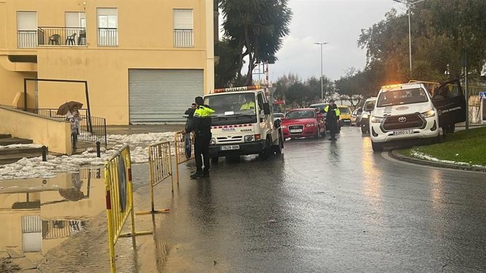 Una calle de Sanlúcar de Barrameda con bolsas de agua y granizo tras el temporal del martes