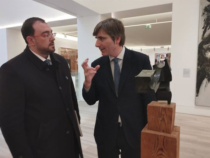 El presidente del Principado, Adrián Barbón, acompañado del director del Museo de Bellas Artes, Alfonso Palacio.As