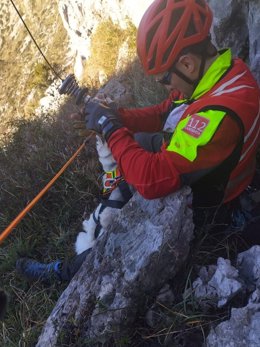 Imagen del rescate de un joven y un perro en la ruta de los Ojos del Diablo.