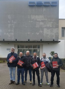 Responsables del Sindicato de Industria de CCOO de Córdoba ante la sede de CECO.
