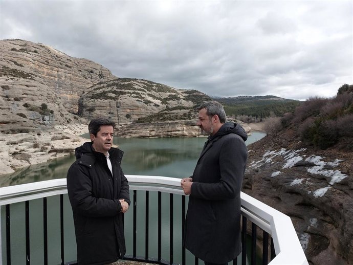 .   El Alcalde De Huesca, Luis Felipe, Y El Concejal De Medio Ambiente Y Servicios Generales, Roberto Cacho, En El Embalse De Vadiello.