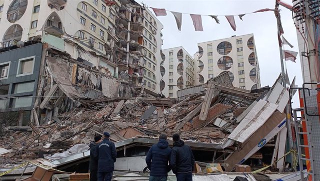 Imagenes de la destrucción provocada en Diyarbakir (Turquía) por un terremoto.