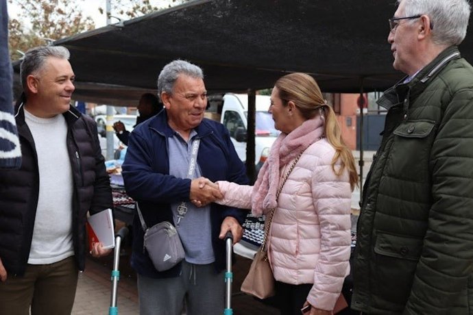 Concha Insúa, de CS, con comerciantes del Zaidín de Granada