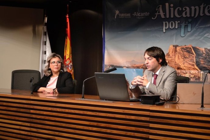 La vicealcaldesa y responsable del Patronato de Turismo Alicante City&Beach, Mari Carmen Sánchez, presenta la 'Estrategia Alicante Destino Turístico Sostenible 2023-2027'.