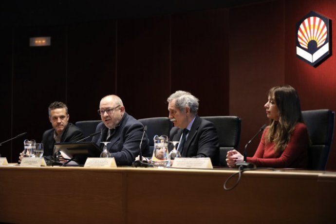 El rector, Manuel Torralbo (segundo por la izda.), y el delegado territorial de Desarrollo Educativo,  José Francisco Viso (tercero), en la presentación del Plan Anual de Captación de Estudiantes (PACE) de la Universidad de Córdoba.