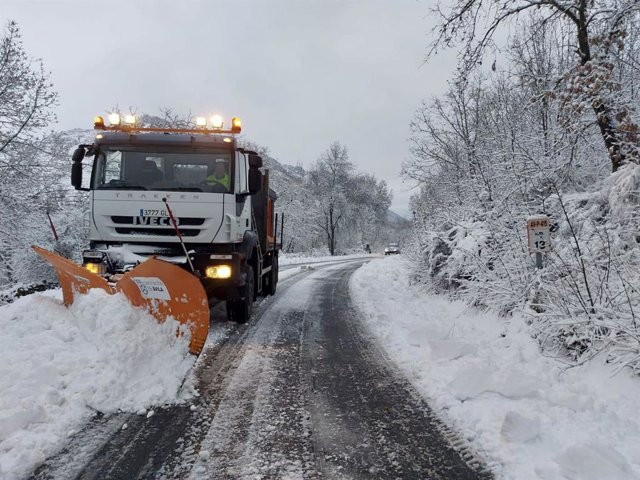 Ndp La Nieve Afecta Especialmente A Carreteras De La Zona Ii, Con Espesores De Hasta 10 Cm En Navaquesera
