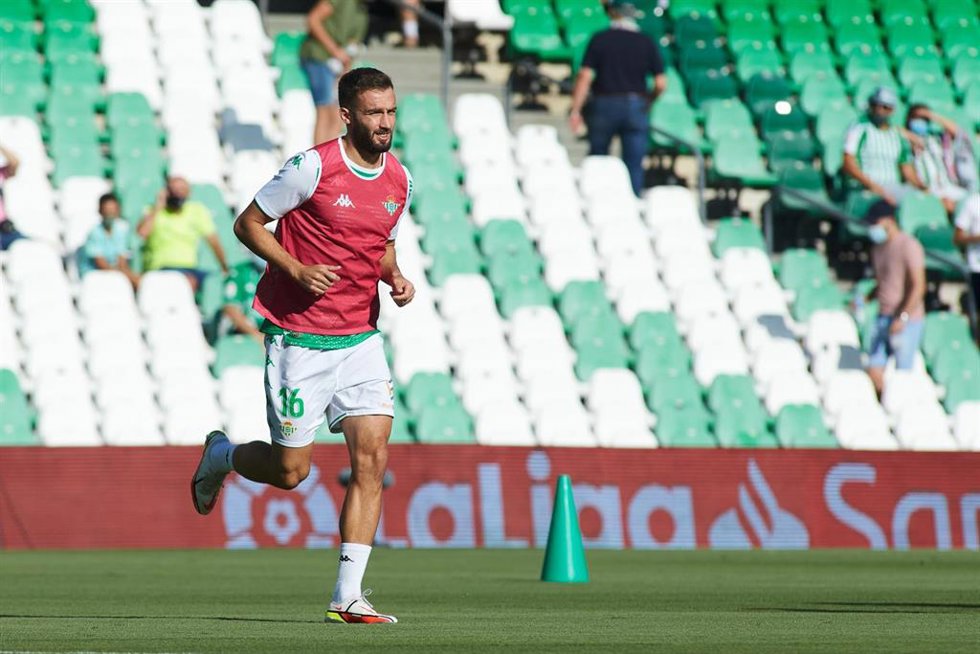 Archivo - German Pezzella, con un peto rojo, realiza ejercicios de calentamiento sobre el césped del Villamarín.