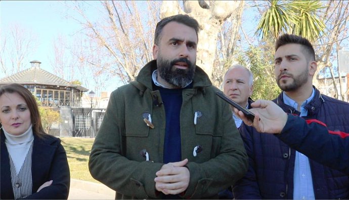 Mayoral y Pedregosa, junto a otros dirigentes del PSOE en Peñarroya-Pueblonuevo.