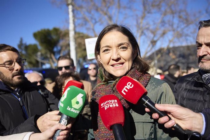 La ministra de Industria, Comercio y Turismo, y candidata a la alcaldía madrileña, Reyes Maroto, atiende a los medios en una manifestación