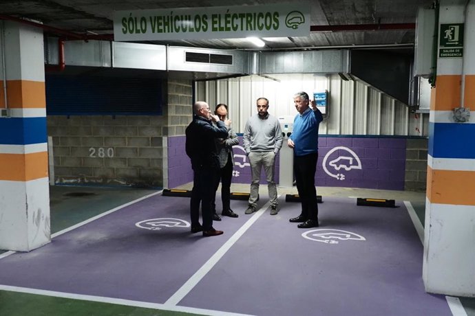 El Ayuntamiento de Palos de la Frontera (Huelva) ha puesto en funcionamiento nueve puntos de recarga para coches o motocicletas eléctricos en el parking público de la plaza de España.