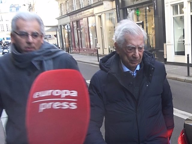 ÁLVARO VARGAS LLOSA Y SU PADRE, MARIO VARGAS LLOSA, EN PARÍS