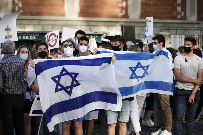 Archivo - Varias personas con banderas de Israel durante una concentración de  la Federación de Comunidades Judías de España (FCJE)