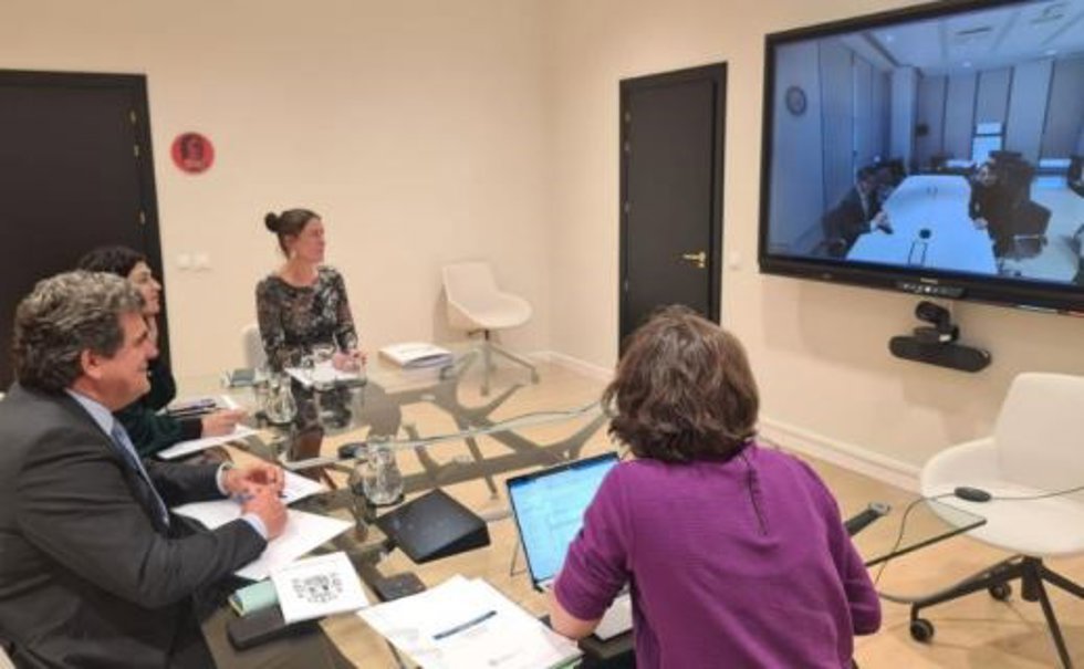 El ministro de Inclusión, Seguridad Social y Migraciones, José Luis Escrivá durante la reunión con la directora ejecutiva de la Agencia de Asilo de la Unión Europea (EUAA), Nina Gregori.