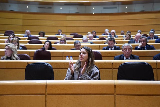 La ministra de Igualdad, Irene Montero, aplaude durante la sesión plenaria, en el Senado.