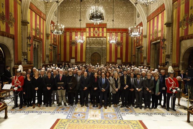Ada Colau con representantes de las entidades centenarias reconocidas este miércoles por el Ayuntamiento de Barcelona