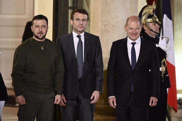 El presidente de Ucrania, Volodimir Zelenski, el presidenrte francés, Emmanuel Macron, y el canciller de Alemania, Olaf Scholz