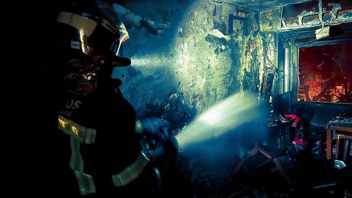 Los Bomberos trabajan para apagar el incendio de una vivienda en Parla (Madrid).