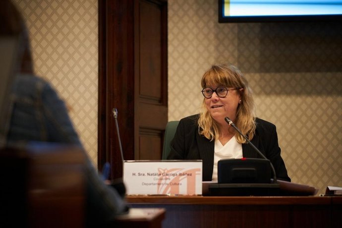 La consellera de Cultura de la Generalitat, Natlia Garriga, durante su intervención en la comisión en el Parlament para presentar los detalles de los Presupuestos de la Generalitat destinados a Cultura