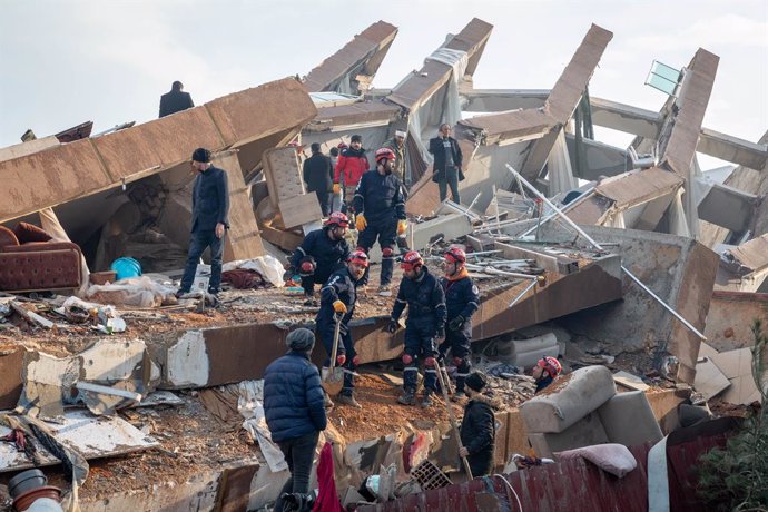 February 7, 2023, Hatay Antakya, Turkey: Citizens and earthquake victim rescue efforts after the earthquake in Hatay Antakya, Turkey. Search and rescue efforts continue in the wreckage of the destroyed buildings in Hatay, one day after the 7.7 and 7.6 m