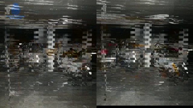 Varios coches calcinados a causa del incendio en garajes comunitarios de Palma.