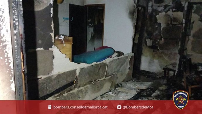 Habitación calcinada en un incendio en un quinto piso del Arenal.