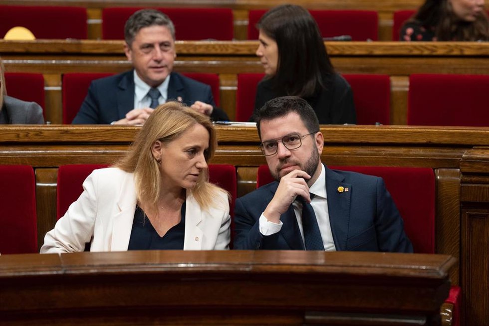 Archivo - La consellera de Economía y Hacienda, Natlia Mas y el presidente de la Generalitat, Pere Aragons