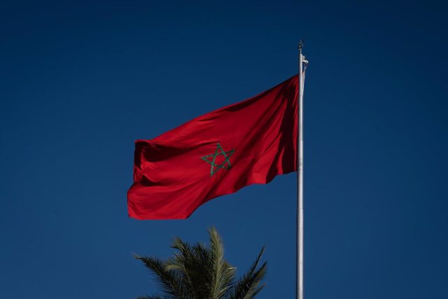 Vista de una bandera de Marruecos el día que da comienzo la XII Reunión de Alto Nivel Marruecos-España, a 31 de enero de 2023, en Rabat (Marruecos)