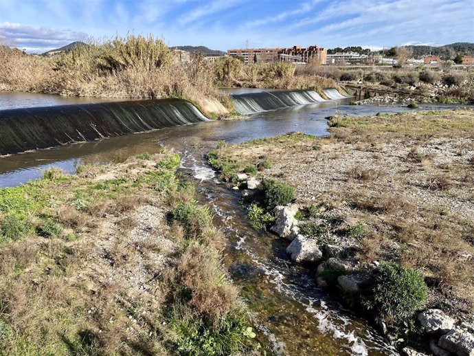 El agua regenerada recibe un tratamiento adicional que se realiza a aguas que ya reúnen las condiciones suficientes para que el vertido a medio no genere impacto ambiental.