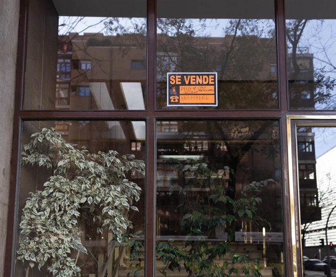 Archivo - Un cartel de 'Se vende piso' en un portal de la ciudad de Madrid
