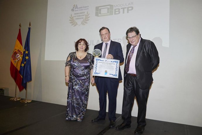 El representante de la empresa recibe el premio.