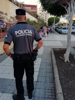 Archivo - Agente de la Policía Canaria