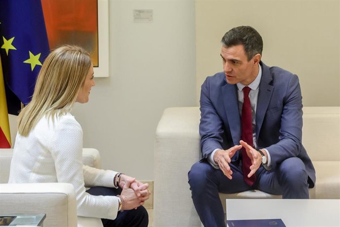 Imagen de recurso de la presidenta del Parlamento Europeo, Roberta Metsola, con el presidente del Gobierno, Pedro Sánchez, en el Palacio de La Moncloa.