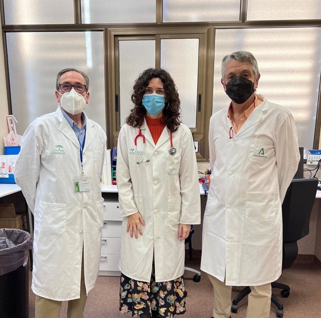 Los doctores José Luis Arias y Óscar Aramburu, flanqueando a la doctora Prado Salamanca.