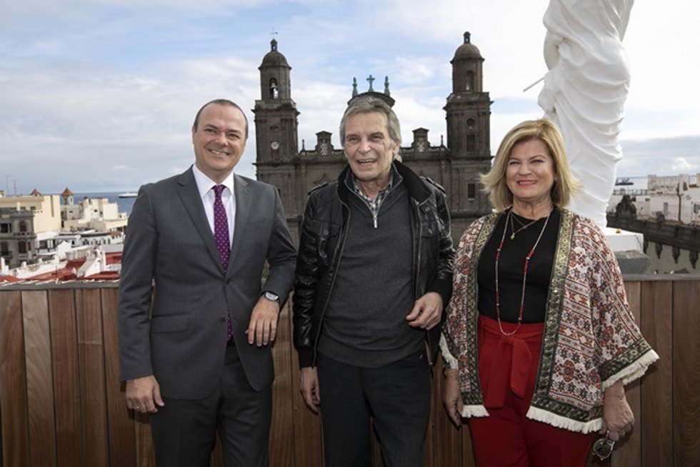 Archivo - Manolo Viera con el alcalde de Las Palmas de Gran Canaria y la concejal del Carnaval en 2019, cuando fue pregonero de las fiestas