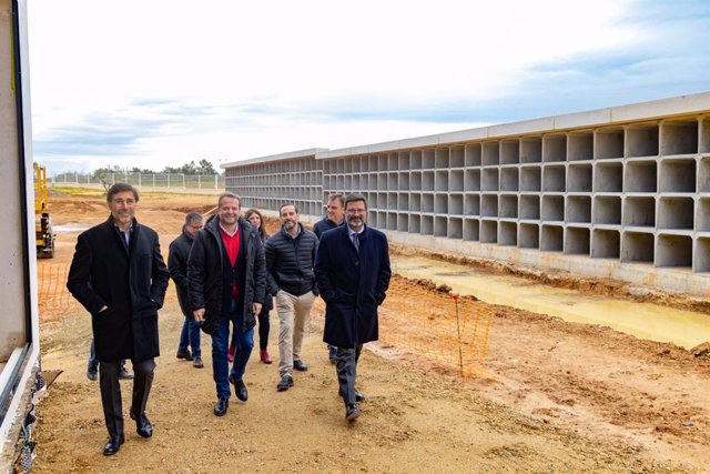 El alcalde de Mairena del Aljarafe, Antonio Conde, segundo por la izquierda, visita la obras del nuevo cementerio del municipio.