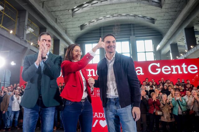 El secretario general del PSOE y presidente del Gobierno, Pedro Sánchez (i), presenta a la ministra de Industria, Comercio y Turismo, Reyes Maroto, como candidata a la alcaldía de Madrid, junto al secretario general de los socialistas madrileños, Juan Lob