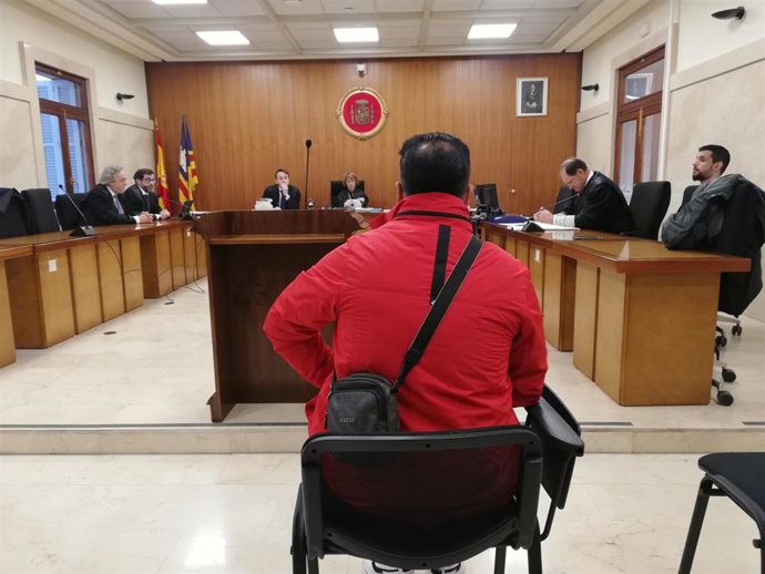 El acusado de agredir a un hombre que le increpó por el volumen de la música en su coche, sentado para el juicio en la Audiencia Provincial.