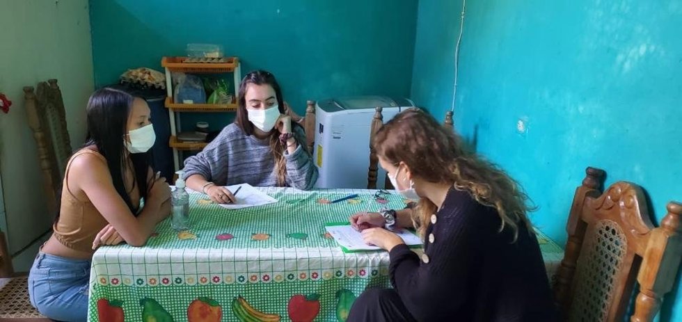 Arantza Muro y Nora Unanua, en una de sus actividades en El Salvador.