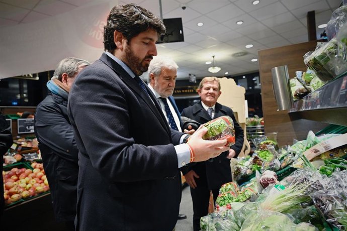 El presidente de la Comunidad, Fernando López Miras, visita un supermercado en Berlín (Alemania), acompañado por los presidentes de las organizaciones agroalimentarias Proexport, Apoexpa y Fecoam, dentro de la feria Fruit Logística