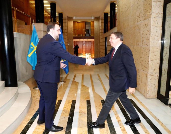 El ministro de Agricultura, Pesca y Alimentación, Luis Planas, y el presidente del Principado de Asturias, Adrián Barbón.