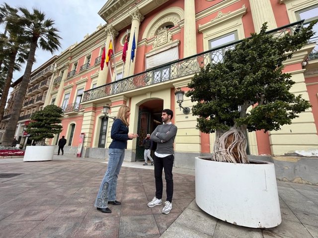 La concejala del PP de Murcia, Pilar Torres, en la puerta del Ayuntamiento