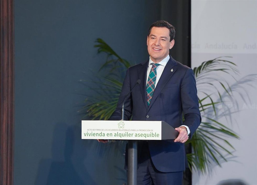 El presidente de la Junta de Andalucía, Juanma Moreno interviene en el acto 9 de febrero de 2023 en Sevilla (Andalucía, España). El presidente de la Junta de Andalucía, Juanma Moreno, y la ministra de Transportes, Movilidad y Agenda Urbana, Raquel Sánc