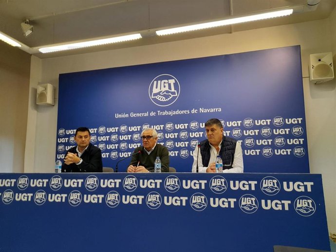 El presidente de la Unión de Profesionales y Trabajadores Autónomos (UPTA) en España, Eduardo Abad, el secretario general de UGT de Navarra, Jesús Santos, y el responsable de Organización de UPTA Navarra, Javier Marzo, en la rueda de prensa