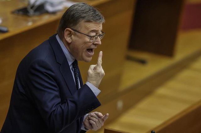 El presidente de la Generalitat, Ximo Puig, interviene durante una sesión de control