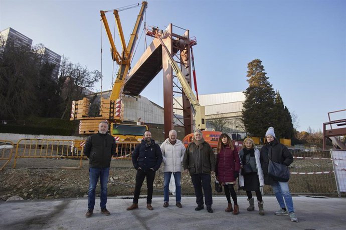 Izado de la pasarela del ascensor de Trinitarios , en Pamplona.