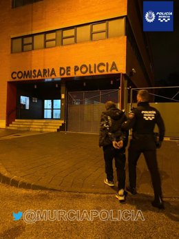 Imagen del detenido, custodiado por la Policía Local