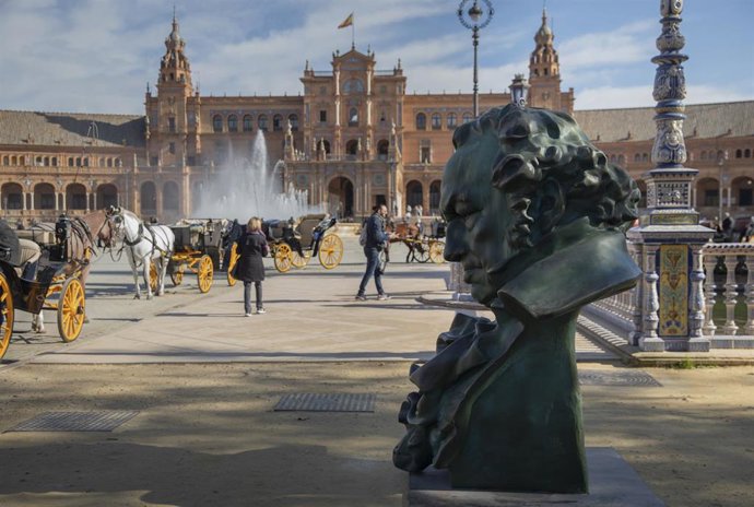 Una de las réplicas gigantes de la estatuilla de Los Goya en la Plaza de España.